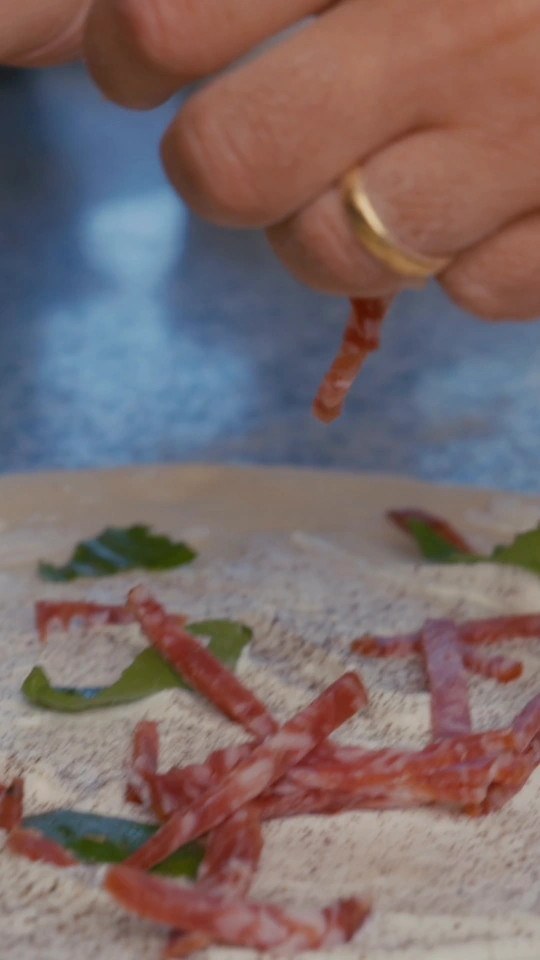 Preparazione di una pizza