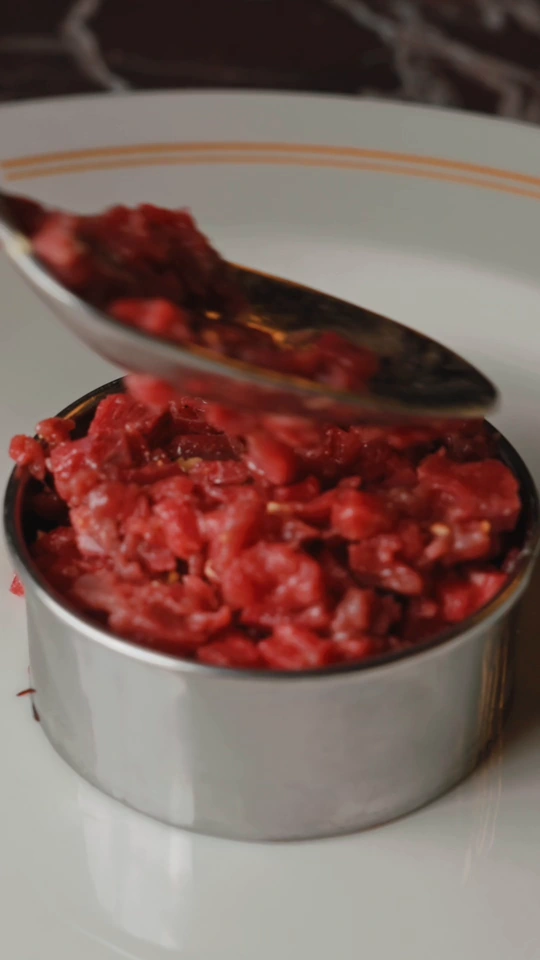 Dettaglio della preparazione di una tartare